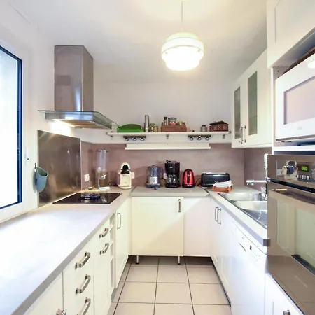 Vakantiehuis Stunning In With Kitchen Pirou